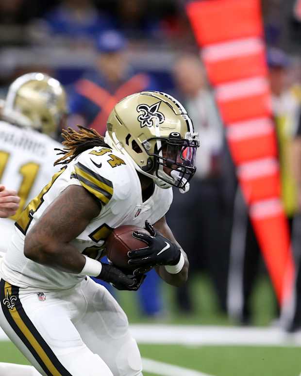 New Orleans Saints quarterback Trevor Siemian (15) hands off to New Orleans Saints running back Tony Jones Jr. (34)